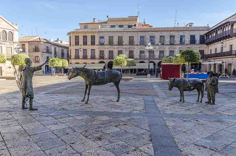 Ciudad Real - Villanueva de los Infantes 09 - plaza Mayor y monumento al Quijote.jpg